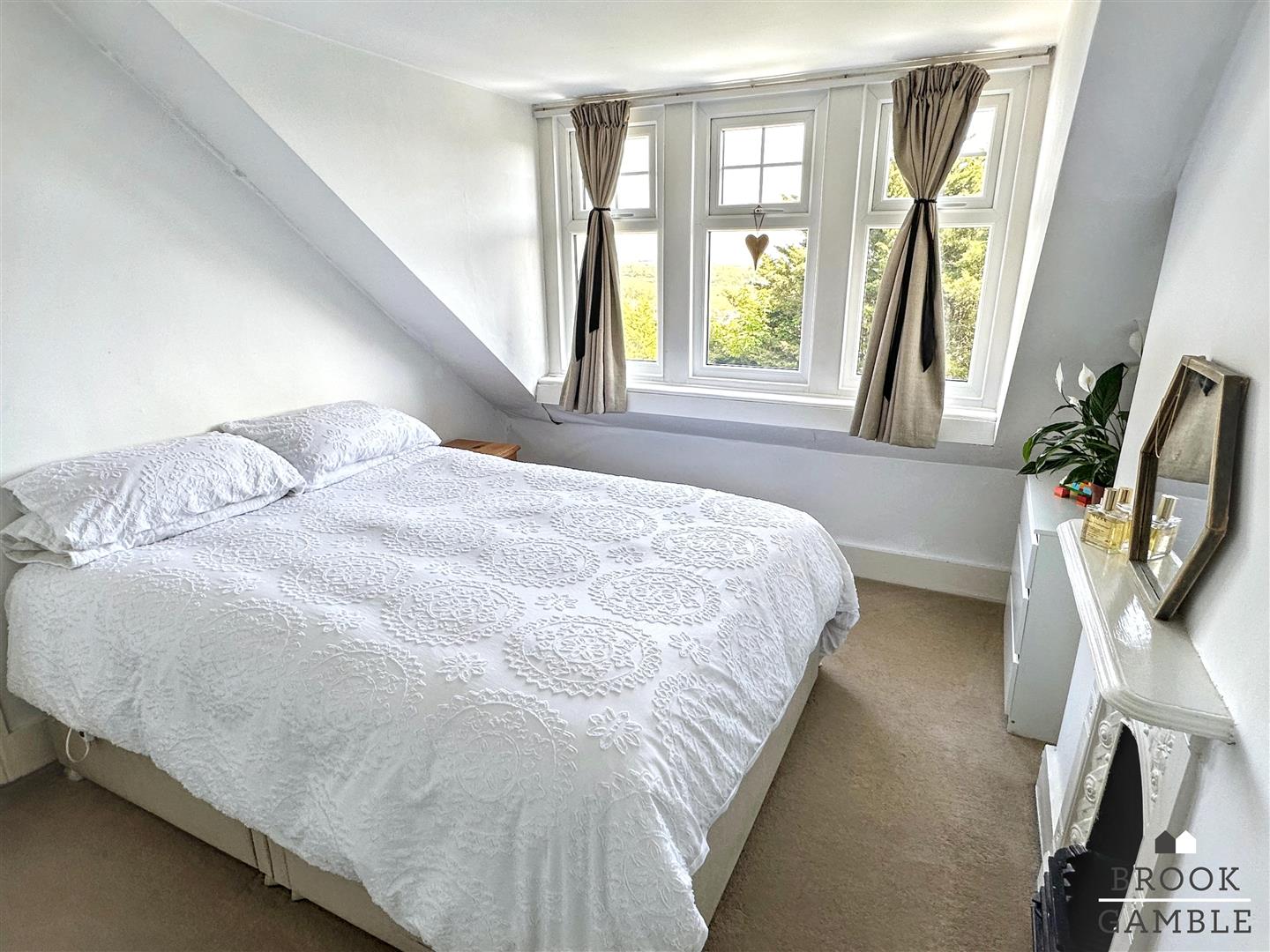 3 Bedroom House - Mid Terrace. Hurst Road in Eastbourne,  14